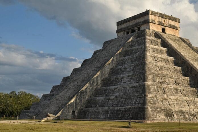 Con técnicas geofísicas, exploran el subsuelo de la Gran Plaza de Chichén Itzá, en Yucatán