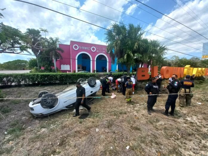Vuelca vehículo con turistas rumbo a Puerto Aventura; hay un lesionado