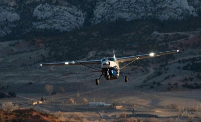 Un pasajero sin experiencia logró aterrizar con éxito una avioneta luego que el piloto empezara a actuar de forma incoherente. Foto: Cessna