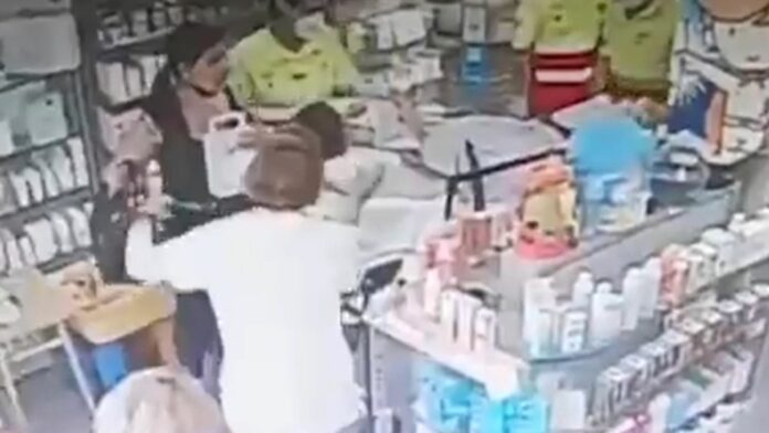 Video: Mujer da a luz en una farmacia, empezó con las contracciones a mitad de la calle