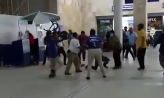 Batalla campal entre transportistas en el Aeropuerto Internacional de Cancún