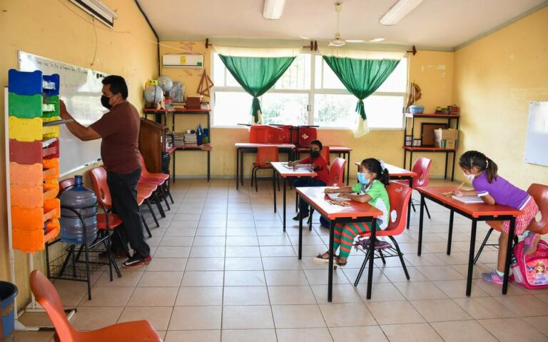 Pide Asociación de Padres de Familia mantener uso de cubrebocas en escuelas