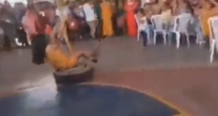 Este pasado día de las madres a un alcalde Guerrero le pareció una buena idea organizar un concurso de table dance para festejar a mamá.