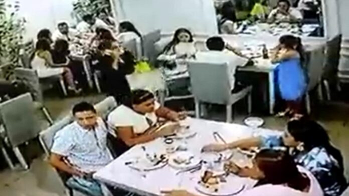 Roban a mujer su bolso en un abrir y cerrar de ojos en un restaurante