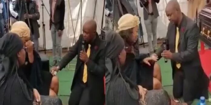Video: Le pide matrimonio a su novia en el funeral de su suegro