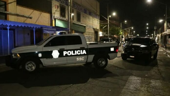 QUINTANA ROO: LOCOMOTORA DEL CRECIMIENTO ECONÓMICO Con un crecimiento sostenido Quintana Roo se ha convertido en la locomotora de la recuperación económica del país cuando aún no concluye la pandemia por Covid-19. Después de las vacaciones de Semana Santa, en las que mantuvo una ocupación promedio de 80%, el Caribe Mexicano reporta agotadas las reservaciones de hospedaje para la próxima temporada de verano. Algunos hoteles del norte de la entidad anticipan para julio un 100% de ocupación. Jesús Almaguer, presidente de la Asociación de Hoteles de Cancún, Puerto Morelos e Isla Mujeres, dijo que incluso están subiendo las tarifas hoteleras, a los niveles que tenían antes de la pandemia. Después de la abrupta caída en 2020 como efecto del cierre de fronteras, negocios y hoteles, Quintana Roo reportó en 2021 el mayor crecimiento de toda su historia en el Producto Interno Bruto (PIB), evolución que, según estimaciones, se mantendrá en 2022.