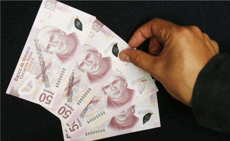 VIDEO: Recibe billete con la cara de Juan Gabriel y se vuelve viral