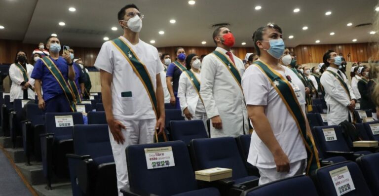 Rechazan médicos mexicanos acuerdo para traer doctores cubanos