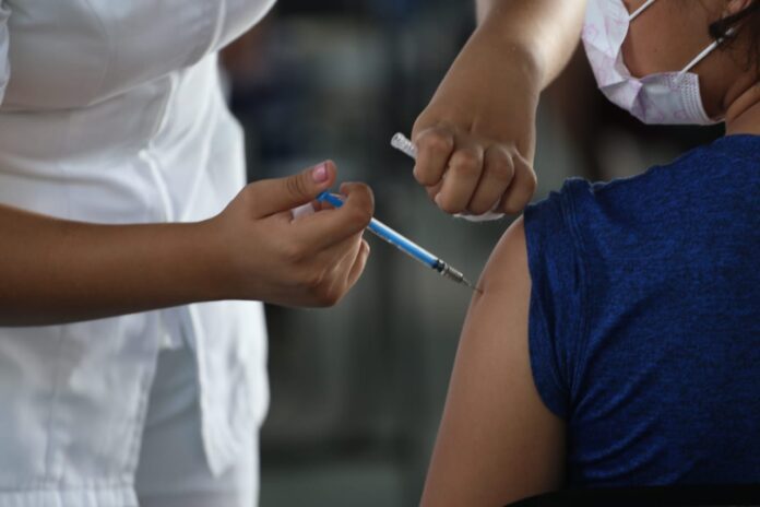 Aplica la SESA vacunas contra la COVID-19 y también las del esquema básico