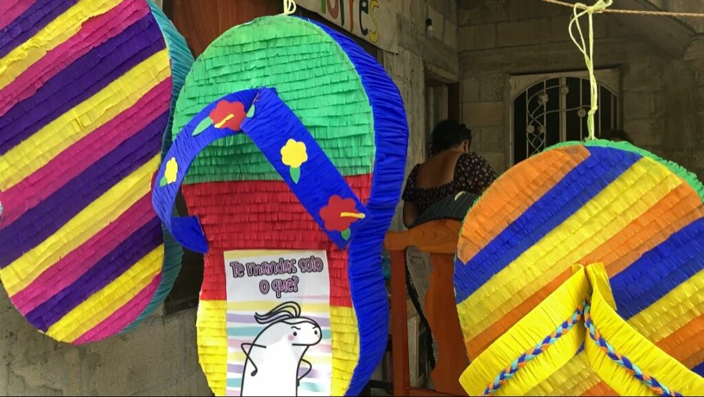 Fabrican piñatas de la "chancla voladora" para festejar el Día de las Madres