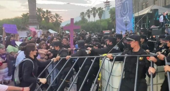 Mujeres protestaron pacíficamente por los feminicidios en Nuevo León; la respuesta de la policía fue reprimir a manifestantes. Foto: Captura de video