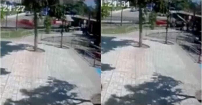 Una mujer perdió el control de su camioneta y acabó atropellando a cuatro estudiantes que desayunaban en su escuela. Foto: Captura de video