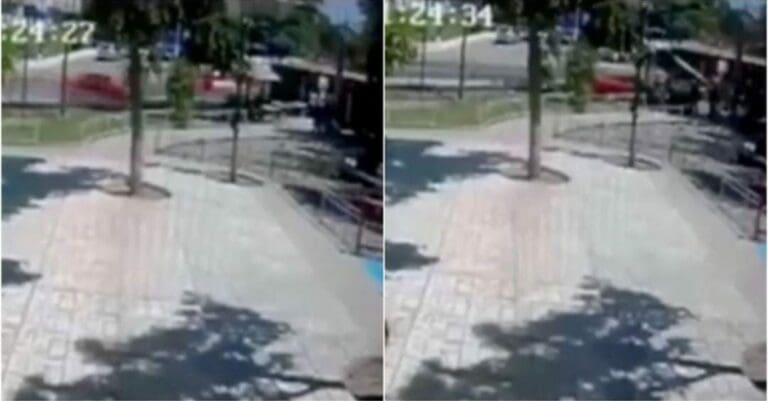 Una mujer perdió el control de su camioneta y acabó atropellando a cuatro estudiantes que desayunaban en su escuela. Foto: Captura de video