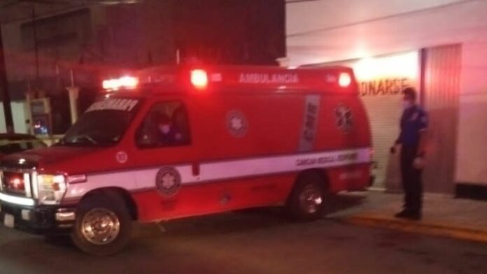 Un hombre que conducía una motocicleta falleció esta noche luego de ser arrollado por una van en la Supermanzana 22 de esta ciudad.