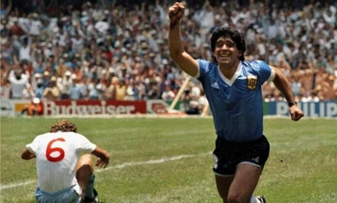 La camiseta que Maradona usara contra los ingleses cuando anotó sus dos goles más recordados fue subastada por una cifra millonaria. Foto: Redes sociales
