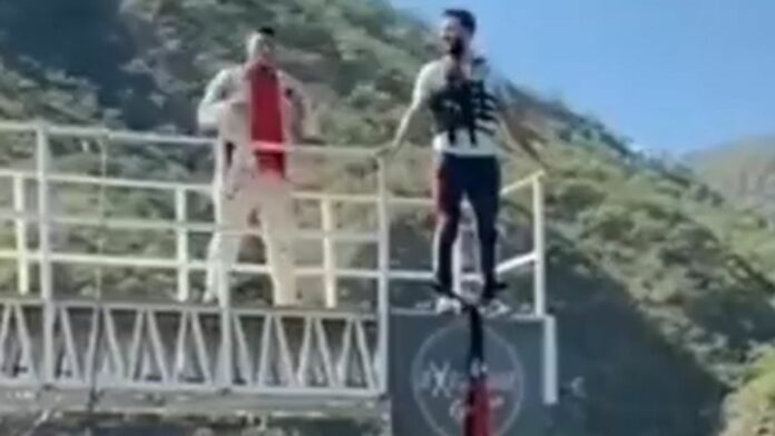 Un hombre vivió momentos de desesperación luego de tener un grave accidente, pues saltaba en bungee y la cuerda que lo sostenóa se rompió.