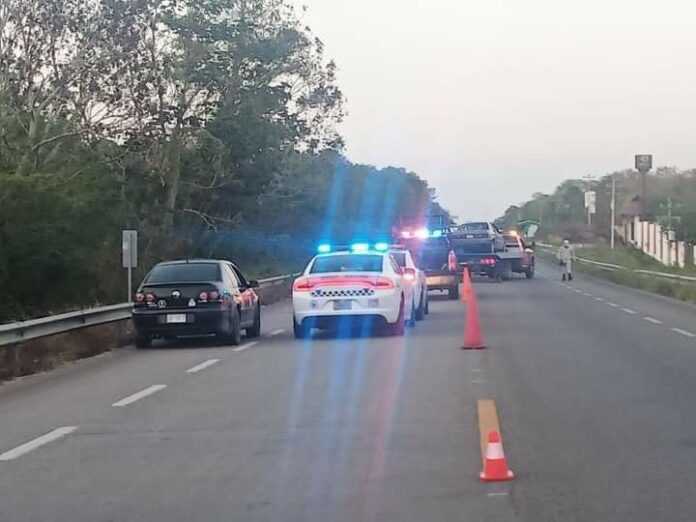 La imprudencia provocó un fuerte choque entre un auto y un tráiler en Bacalar; el saldo fue de seis lesionados, cuatro eran menores. Foto: SIM