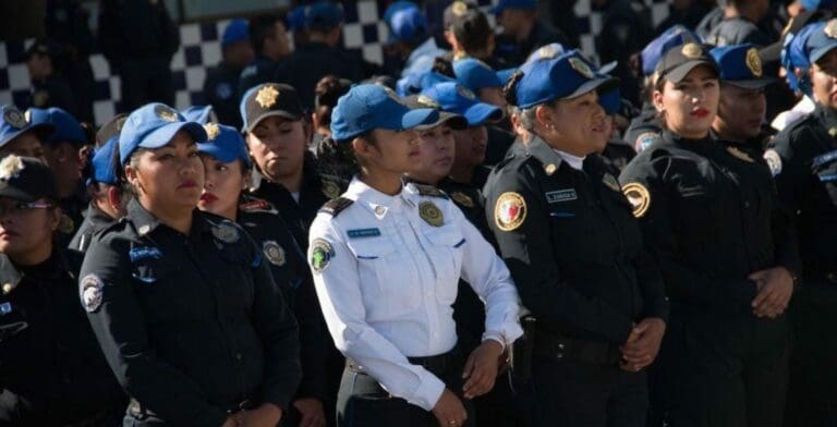 Dos mujeres policías ayudaron a una chica de 17 años a dar a luz en el baño de una concesionaria de camiones. Todo salió bien, por fortuna. Foto: Sin Embargo