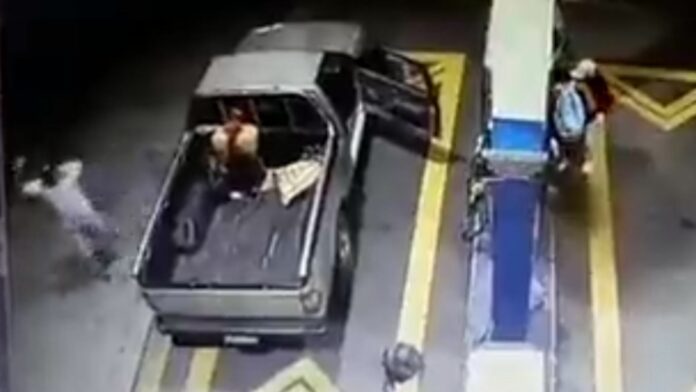 Hombre usa un machete para defenderse de un asalto en una gasolinera