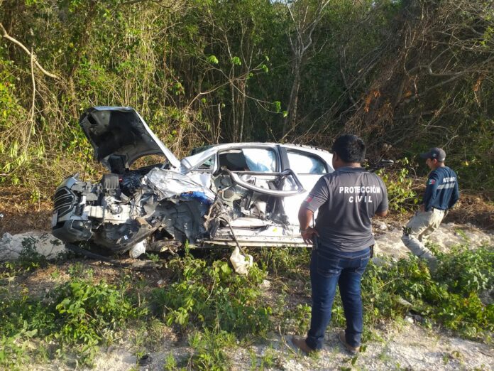 Un choque sobre la vía Tulum-Carrillo Puerto dejó un saldo de tres lesionados y dos vehículos como pérdida total. El responsable huyó. Foto: SIM