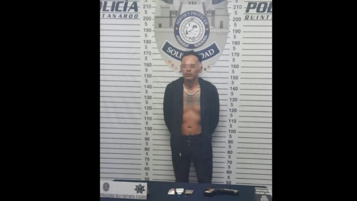 Un narcomenudista fue detenido en el centro de Playa del Carmen; llevaba varias dosis de narcóticos e incluso un arma; intentaba escapar. Foto: SP de Solidaridad
