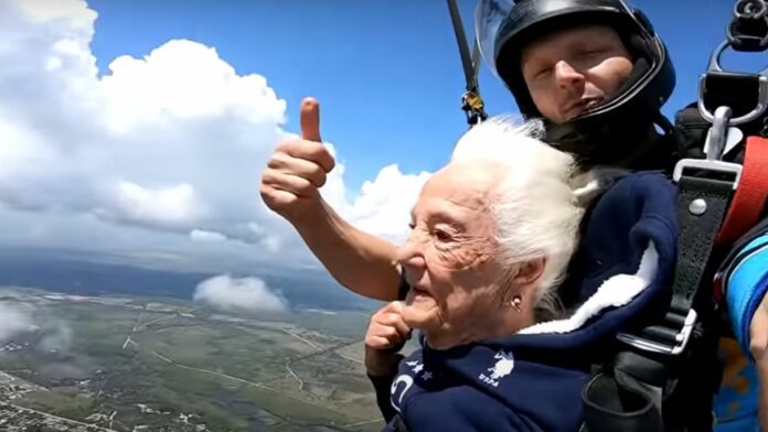 Mediante redes sociales se hizo viral un video de Raymonde Sullivan, una enfermera de la Segunda Guerra Mundial que decidió celebrar sus 100 años de vida lanzándose en Paracaídas.