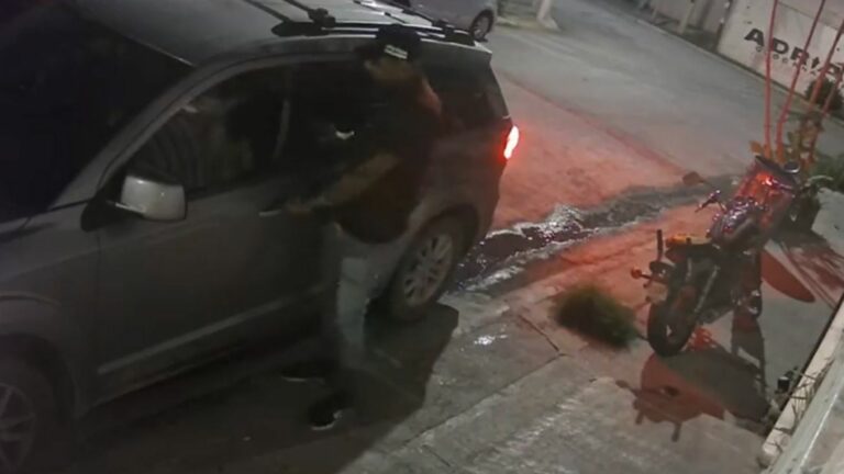 Le roban a mujer su camioneta frente a su casa en Nuevo León