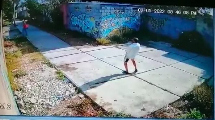 Video: Captan a hombre mostrando sus genitales a una joven en la calle