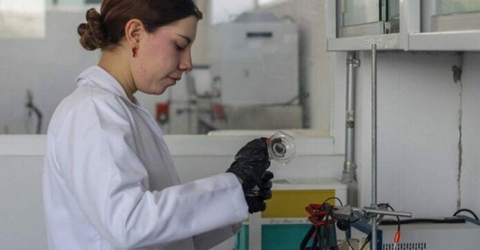 Una joven estudiante desarrolla un aparato para revisar bebidas. Puede detectar si alguien pone droga en líquidos. Foto: EFE.
