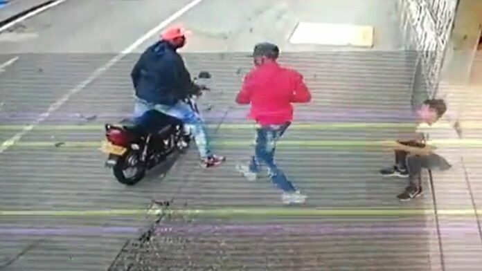 Un hecho insólito se registró en la ciudad de Cali, pues un trabajador de un restaurante fue atracado dos veces en menos de 5 minutos.