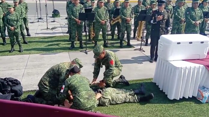 Video: Se desmaya militar durante desfile del 5 de mayo