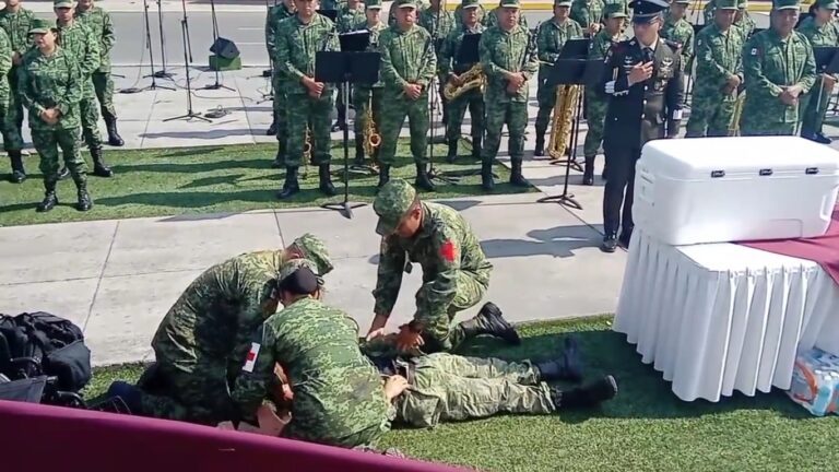 Video: Se desmaya militar durante desfile del 5 de mayo