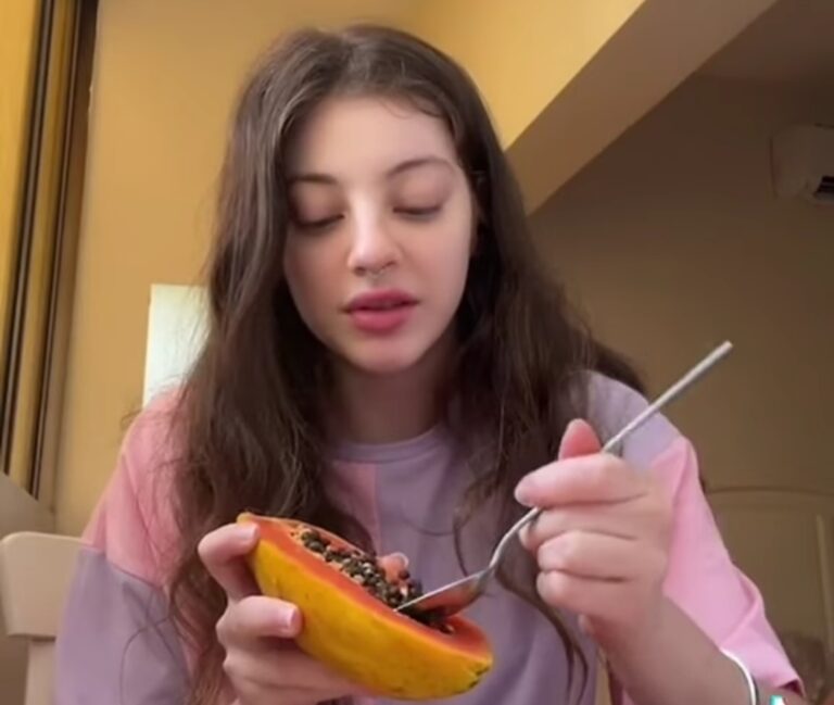 Joven gringa prueba la papaya por primera vez