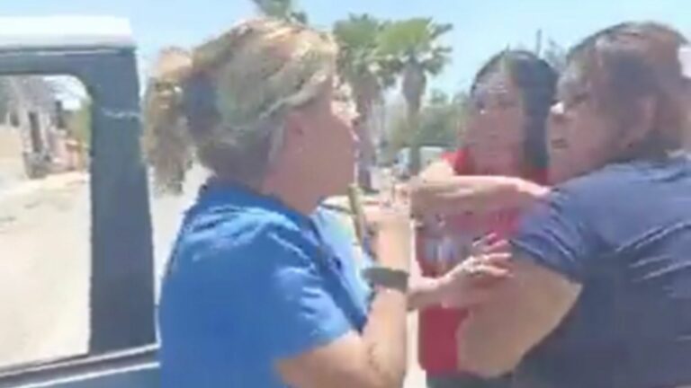 VIDEO: Sorprende a su padre saliendo de un motel con su tía y lo enfrenta