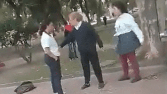 Mujeres se agarran a golpes en una plaza, otra las separa a cachetadas