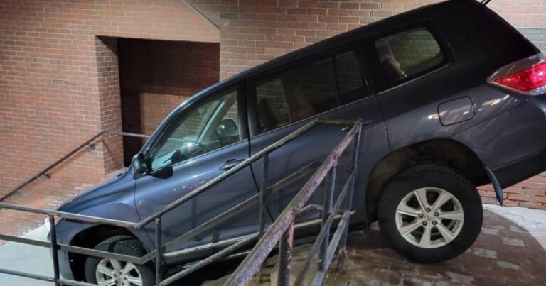 Mujer se sube con su camioneta a las escaleras de una estación de Policía y culpa al GPS