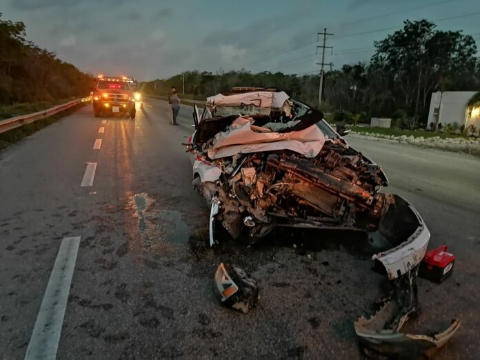 Taxi queda destrozado tras chocar contra tráiler, en carretera Tulum-Felipe Carrillo Puerto