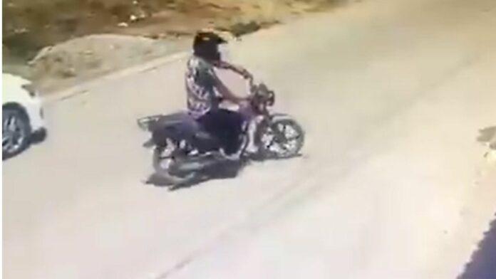 Ladrones en una motocicleta roban a mujer y le quitan hasta el mandado