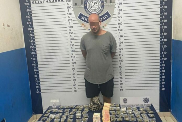 Un sujeto originario de Argentina fue detenido por la Policía de Playa del Carmen luego de que le fueran halladas varias dosis de droga Foto: SP de Solidaridad
