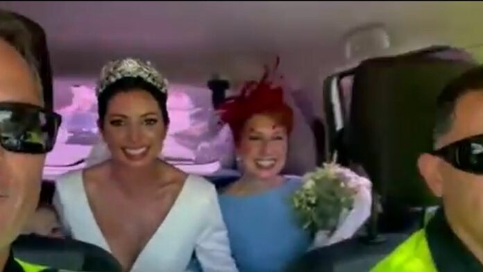 Coche en donde va la novia se descompone, la lleva la policía a la iglesia