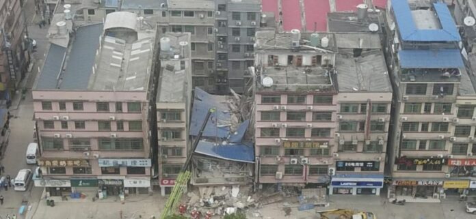 Dos personas rescatadas y 20 atrapadas tras derrumbe de edificio en China