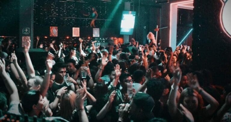 Una joven denuncia un caso de acoso e intento de robo que sufrieron ella y su amiga en un antro en la Ciudad de México. Foto: Divina Bar