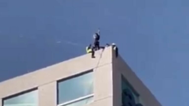 VIDEO: Tiktoker causa sensación en redes por cruzar dos edificios de la CDMX en una cuerda floja