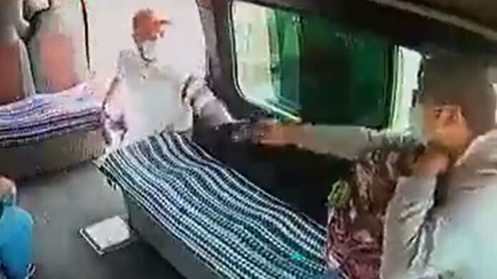 Asaltante descubre que pasajero de combi le entregó un celular falso