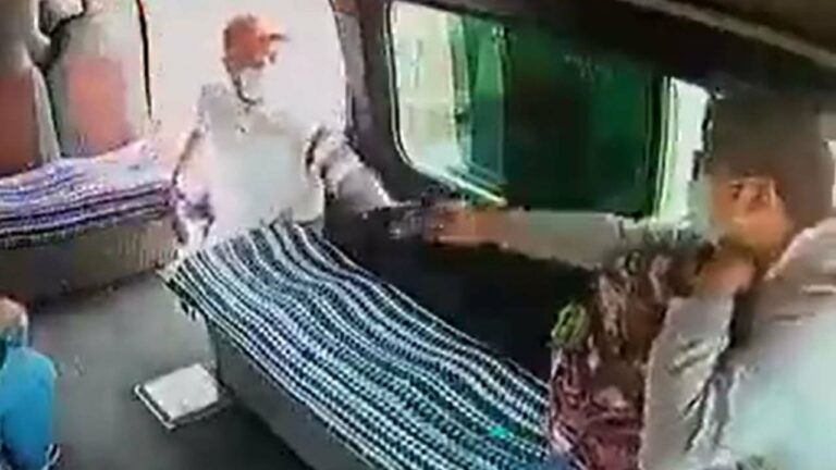 VIDEO: Asaltante descubre que pasajero de combi le entregó un celular falso