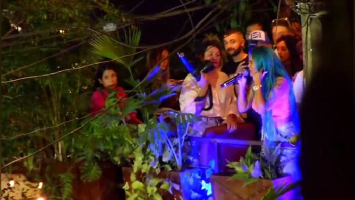 La cantante Karol G enloqueció a sus seguidores el pasado viernes en Provenza, un barrio de Medellín, tras dar un concierto improvisado.