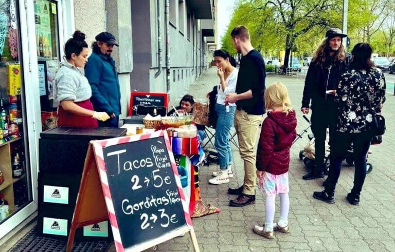 Unos mexicanos se pusieron a vender tacos de canasta y hasta gorditas en Alemania, y ya se empezaron a hacer famosos. Foto: Redes sociales