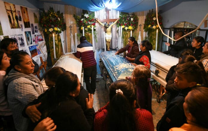 Le dan el último adiós a migrantes fallecidos en el tráiler en Texas