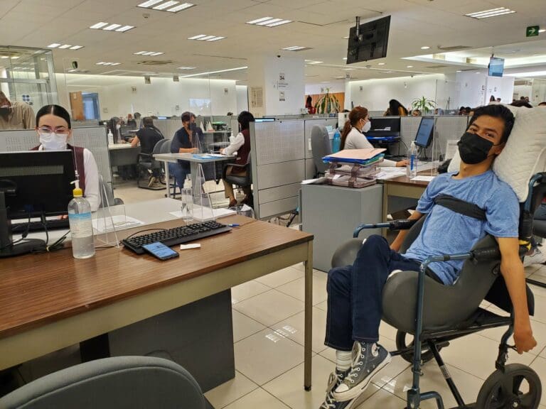Joven con parálisis cerebral exhibe al SAT por “mala atención”