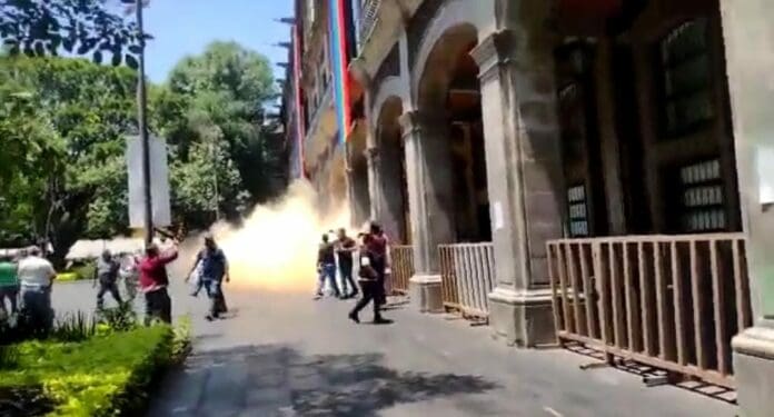 Una protesta se salió de control en Morelos y arrojaron explosivos contra Palacio de Gobierno. Son habitantes de una localidad víctima de violencia.